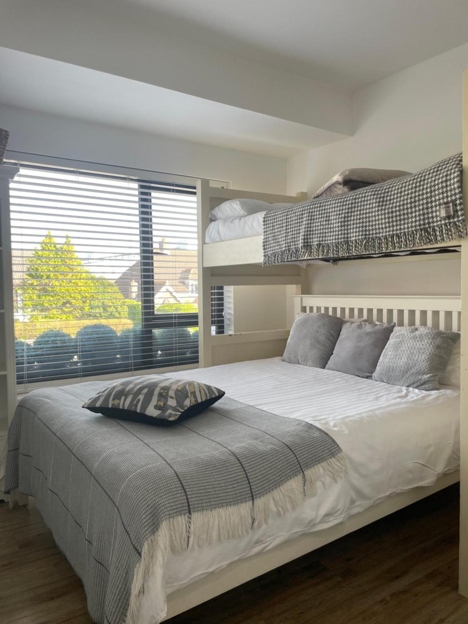 Bed and Breakfast Mocha Newcastle Голуэй Экстерьер фото