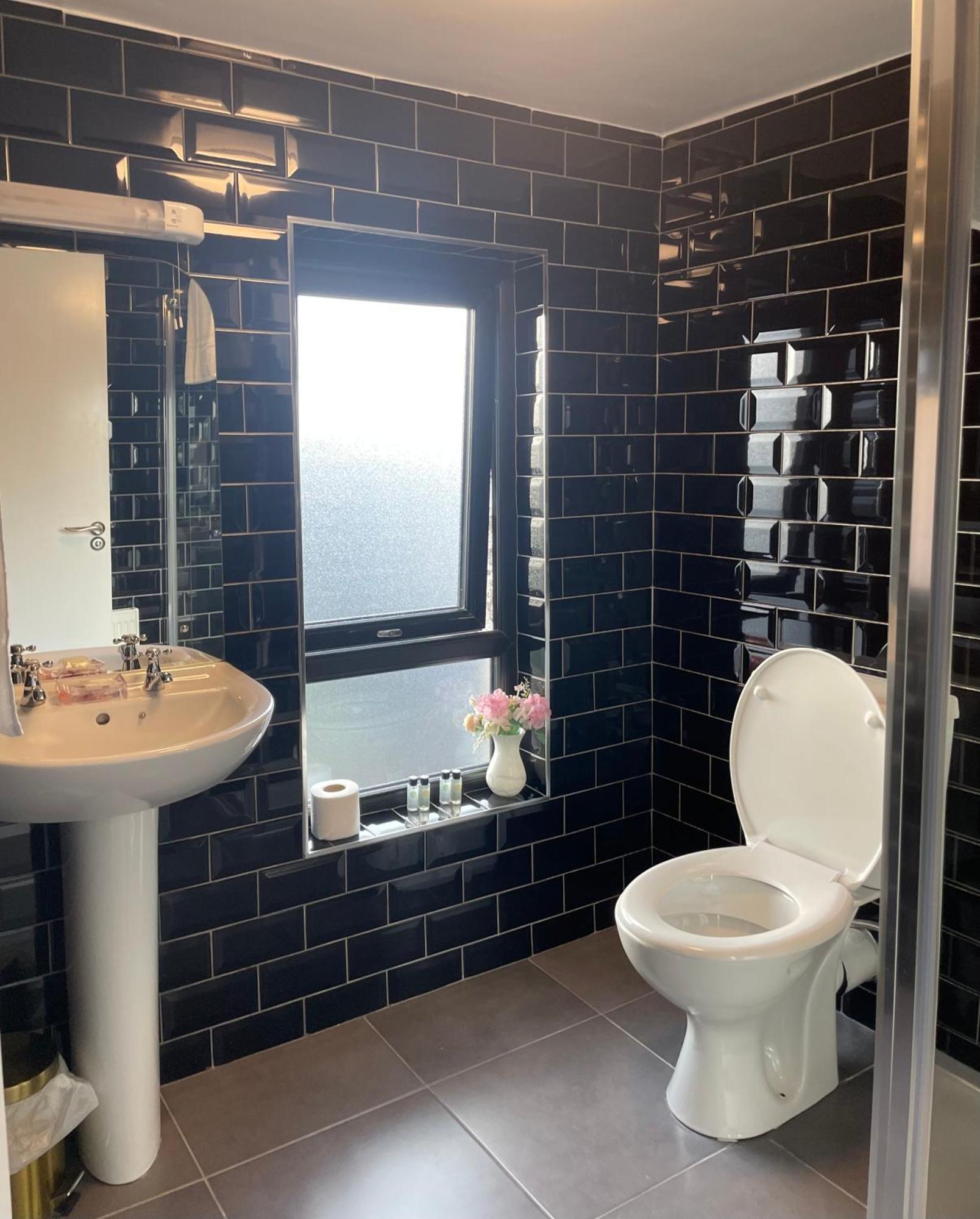 Bed and Breakfast Mocha Newcastle Голуэй Экстерьер фото